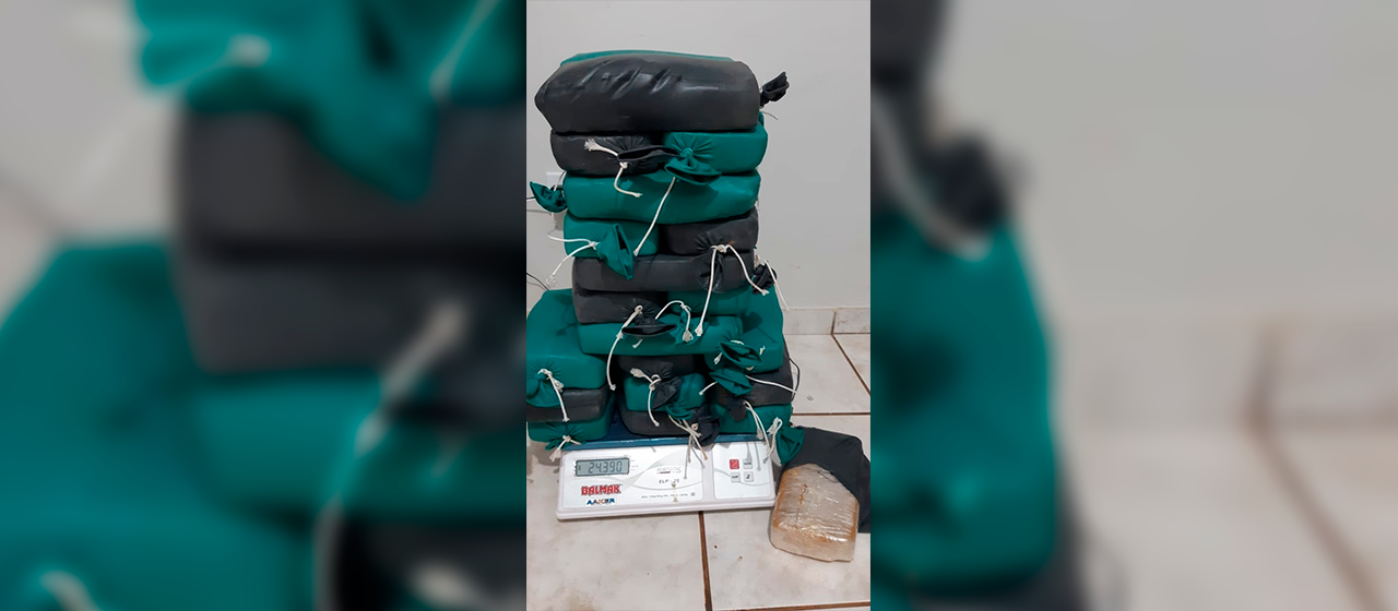 PRF apreende 25 kg de crack no teto de um Corsa