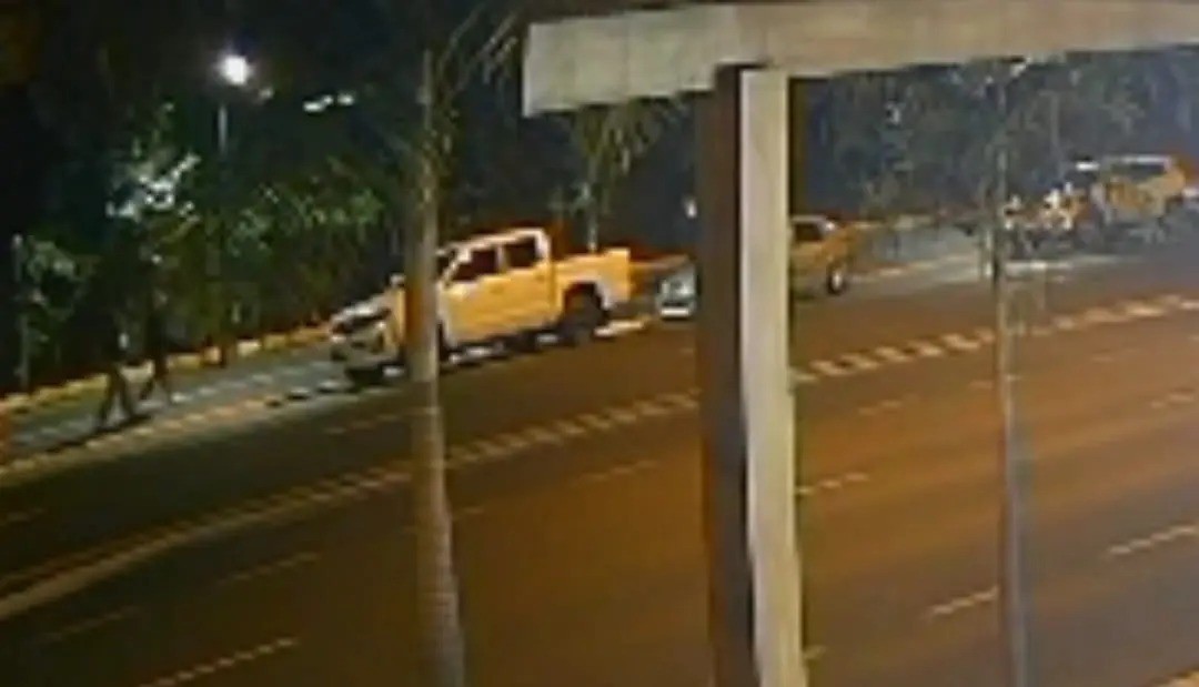 Casal é rendido em frente ao Parque do Ingá e levado por assaltantes; câmera flagrou o crime