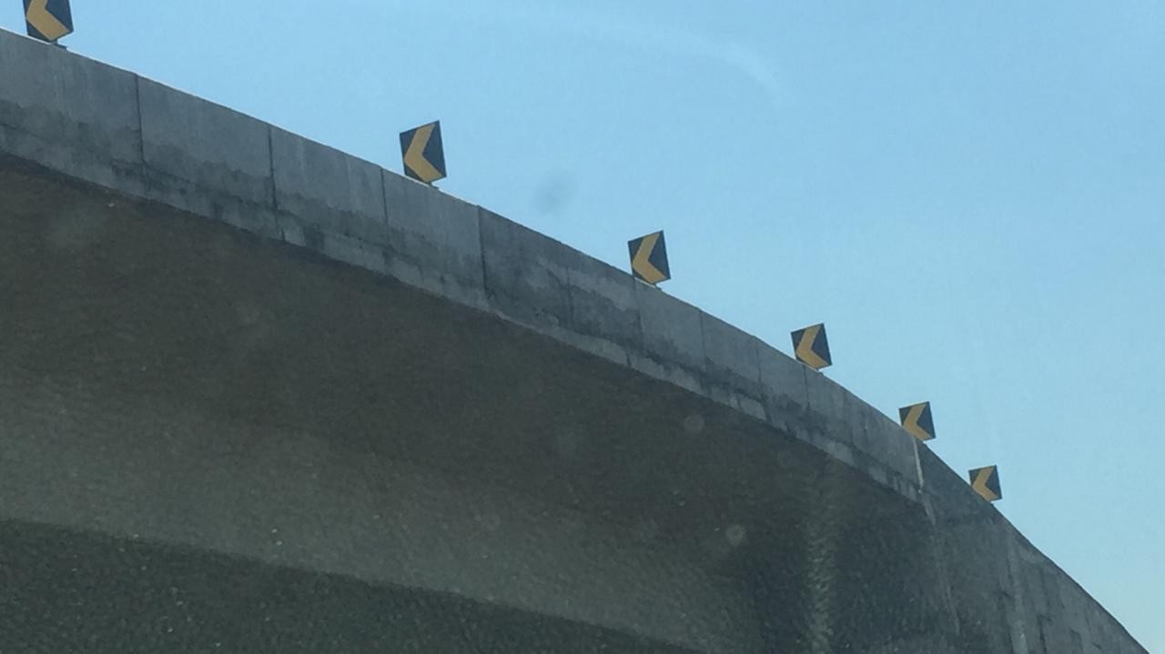 Curva do Contorno Norte é sinalizada após tombamentos de carretas