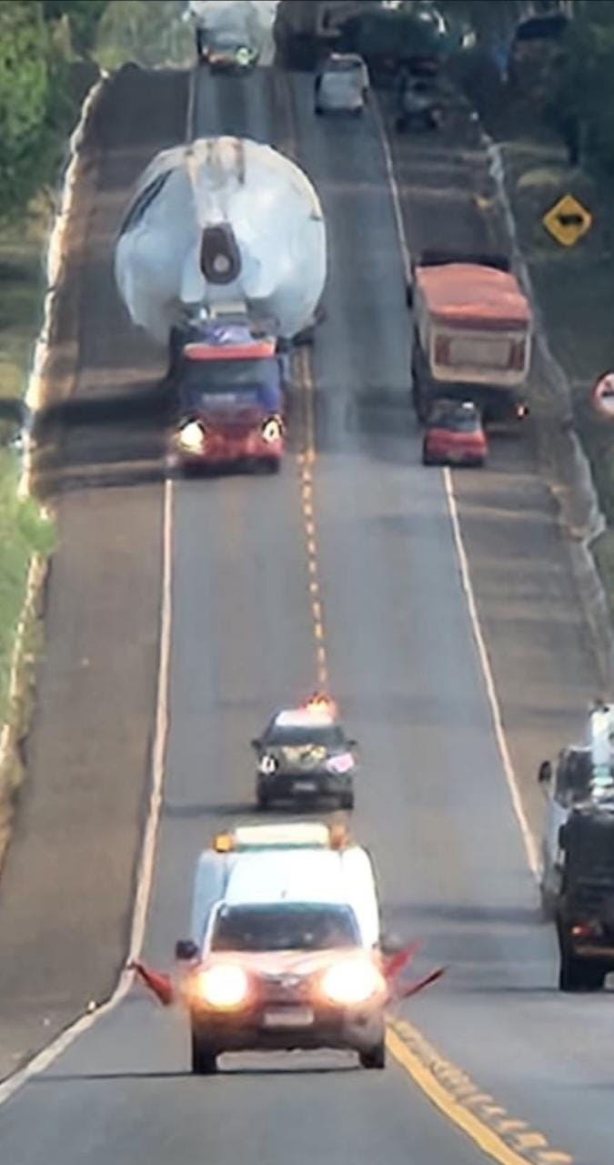 Trânsito lento na PR-463 para transporte de peça com 153 toneladas