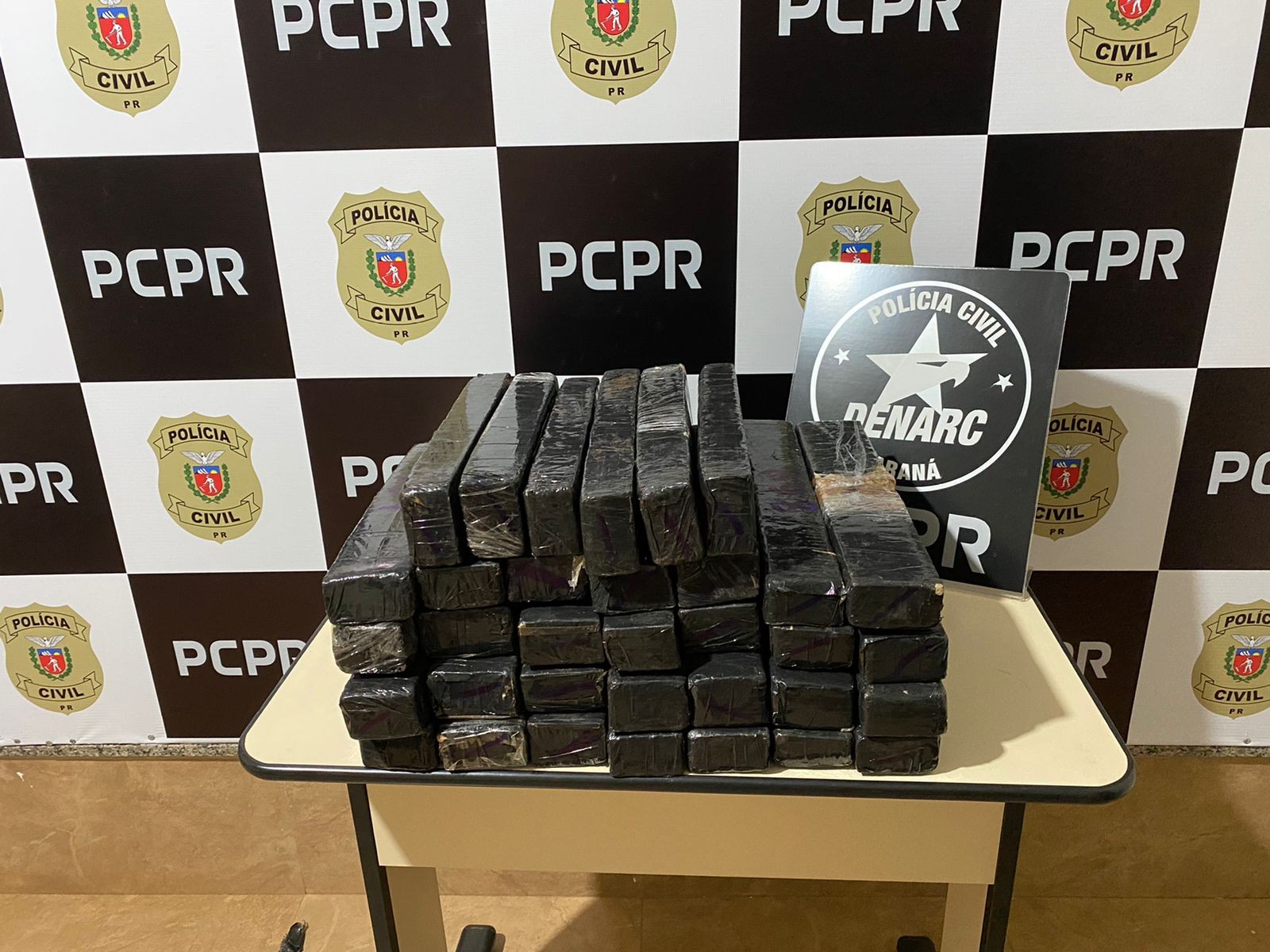 Após investigação, duas mulheres são presas transportando maconha em ônibus de linha