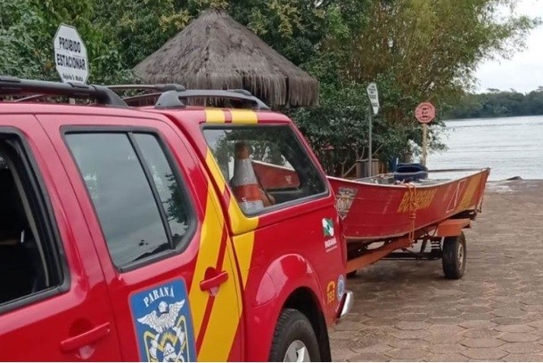 Homem pula no rio para fugir da polícia e desaparece