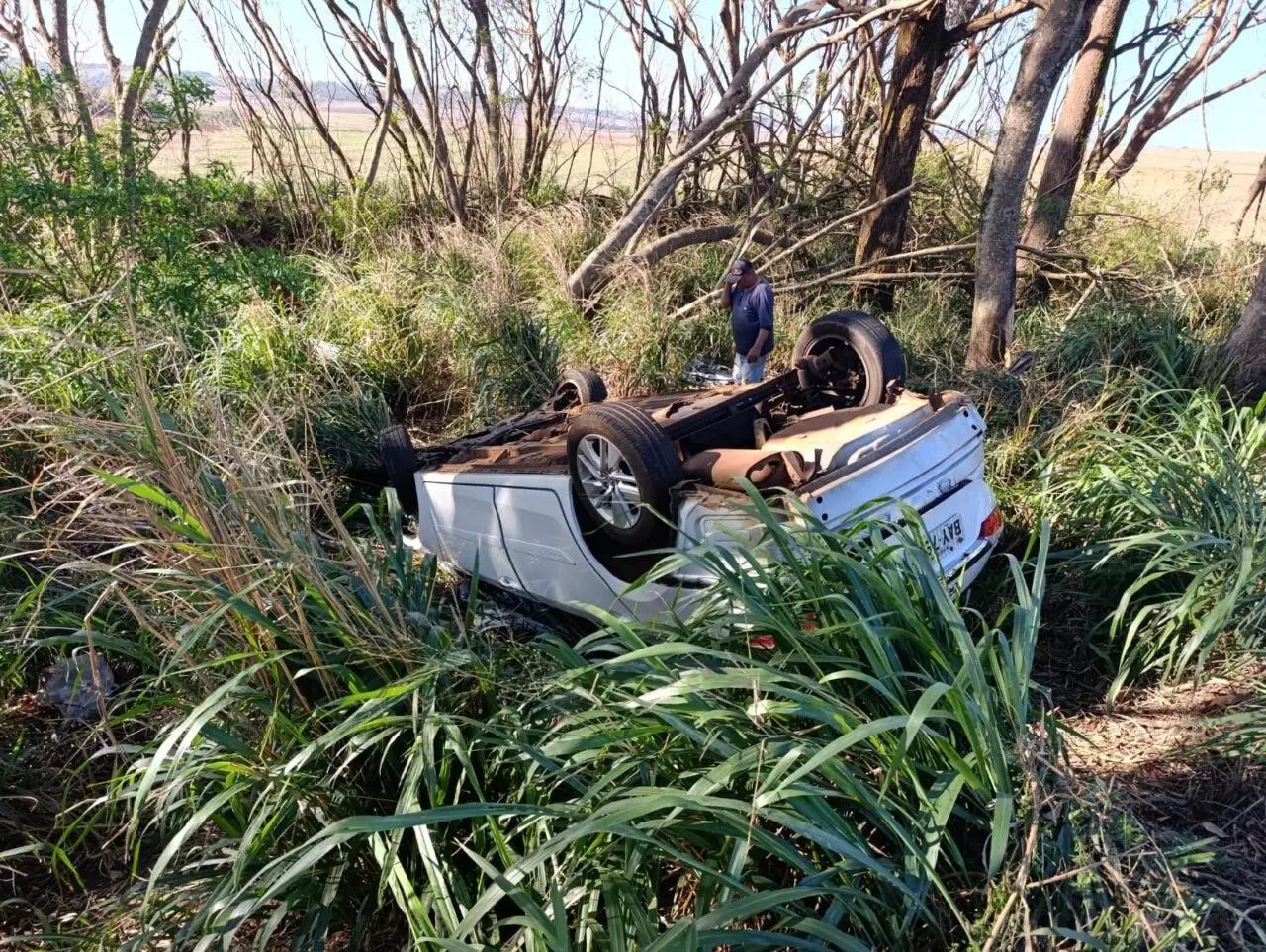 Idosa de 72 anos fica presa às ferragens após capotar carro na PR-551, em Ivatuba