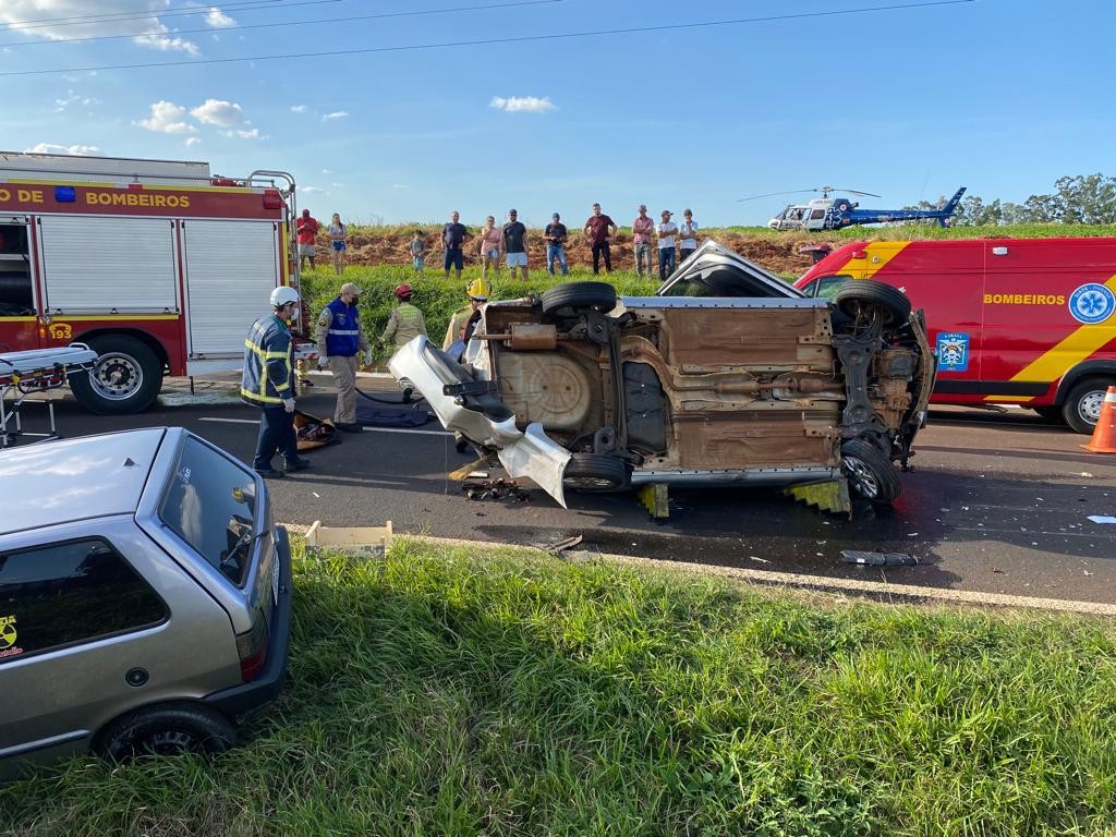 Motorista é intubado após acidente na BR-376, em Maringá; mãe e filho também se feriram
