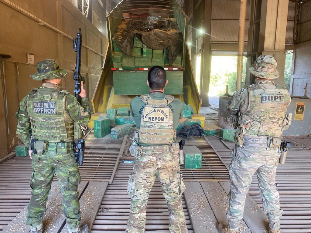 Forças de segurança apreendem cigarro eletrônico em carga de milho