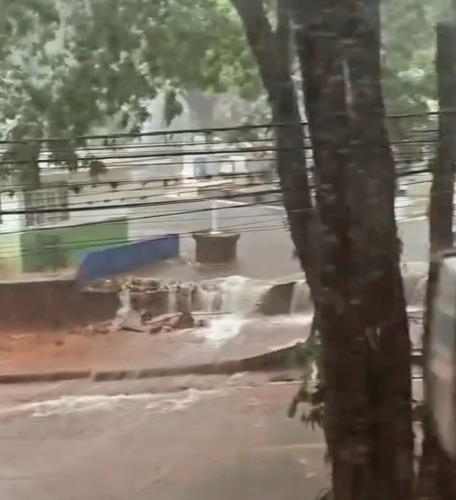 Chuva e ventos fortes derrubam muro do Cemitério Municipal e pelo menos oito árvores