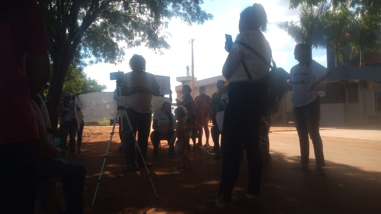 Mulheres de detentos fazem manifestação em frente à PEM