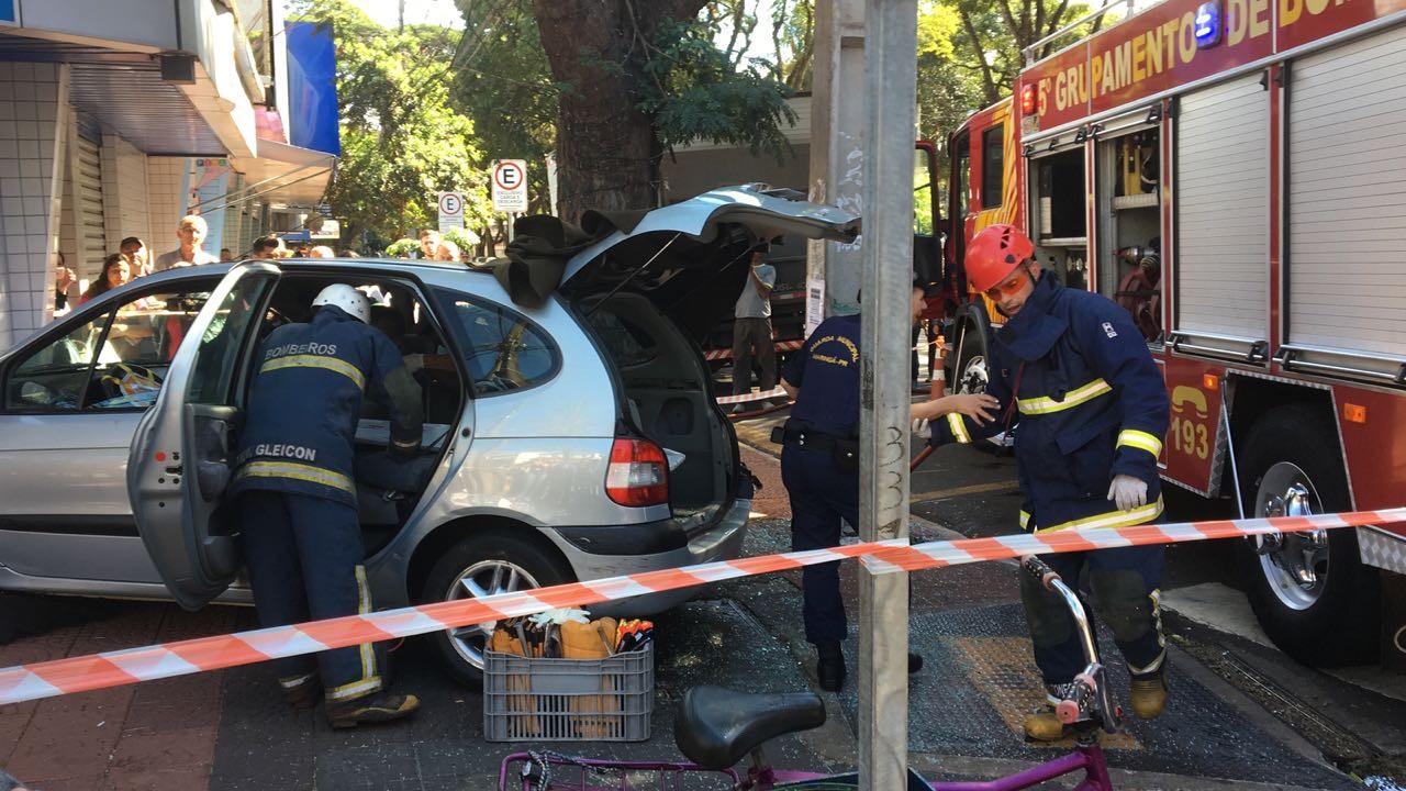 Em acidente, carro invade lotérica no centro de Maringá