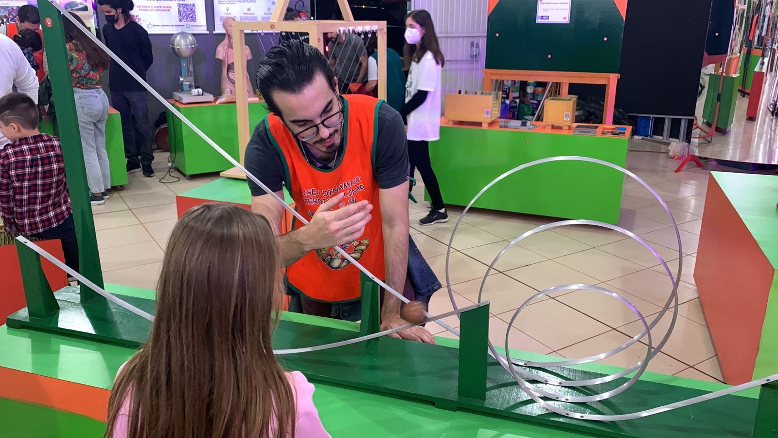 Visitantes conhecem experiências de física apresentadas pelo Mudi na Expoingá
