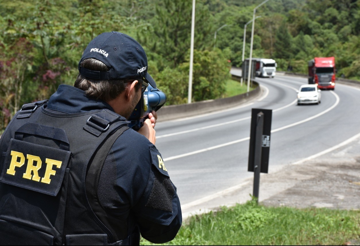 PRF orienta motoristas na volta para casa após feriadão