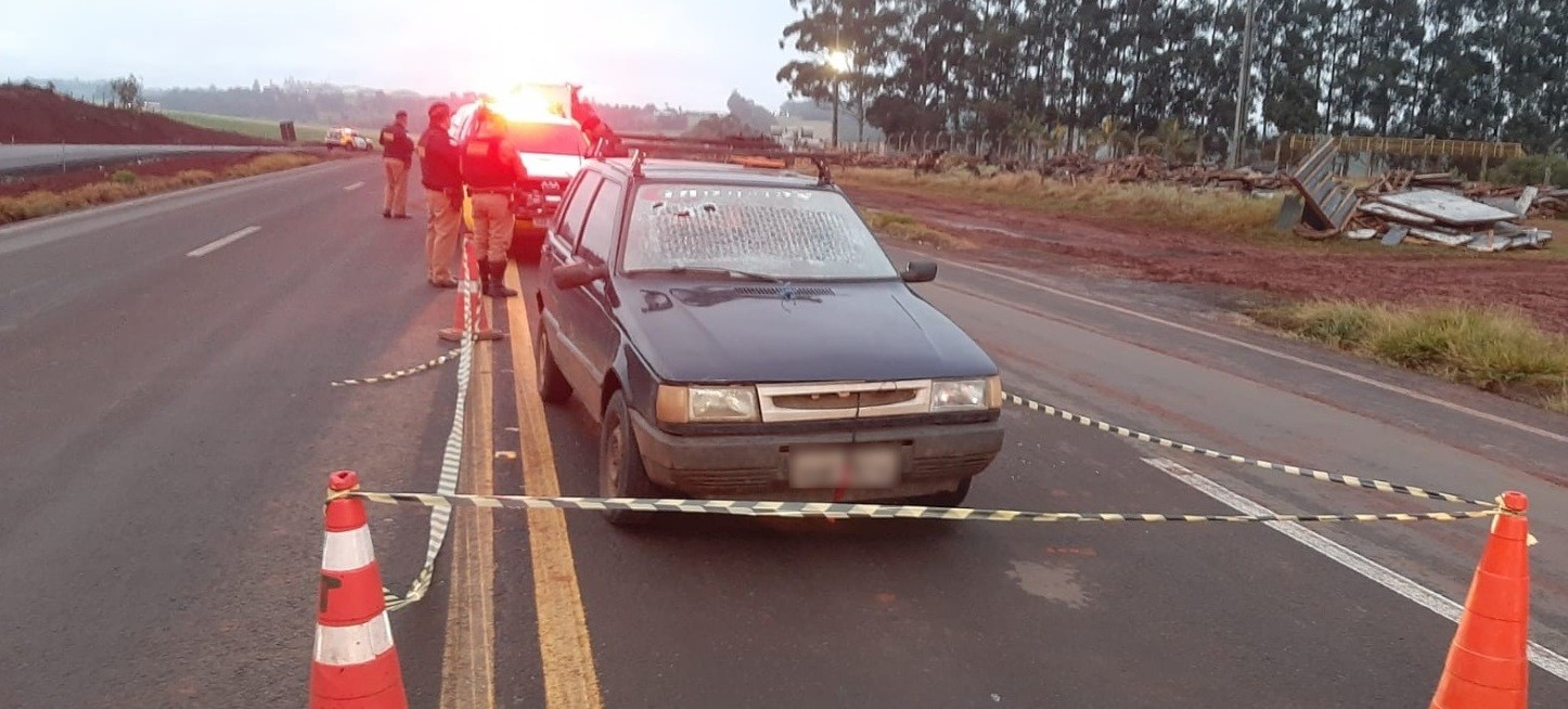 Homem é assassinado a tiros enquanto conduzia veículo com 3 crianças