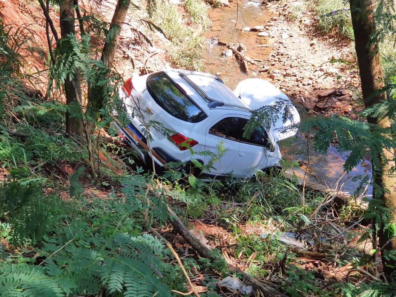 Motorista perde controle após batida em Maringá e carro cai em córrego