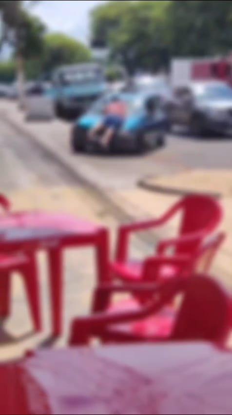 Homem deita sobre capô de carro para não deixar motorista fugir