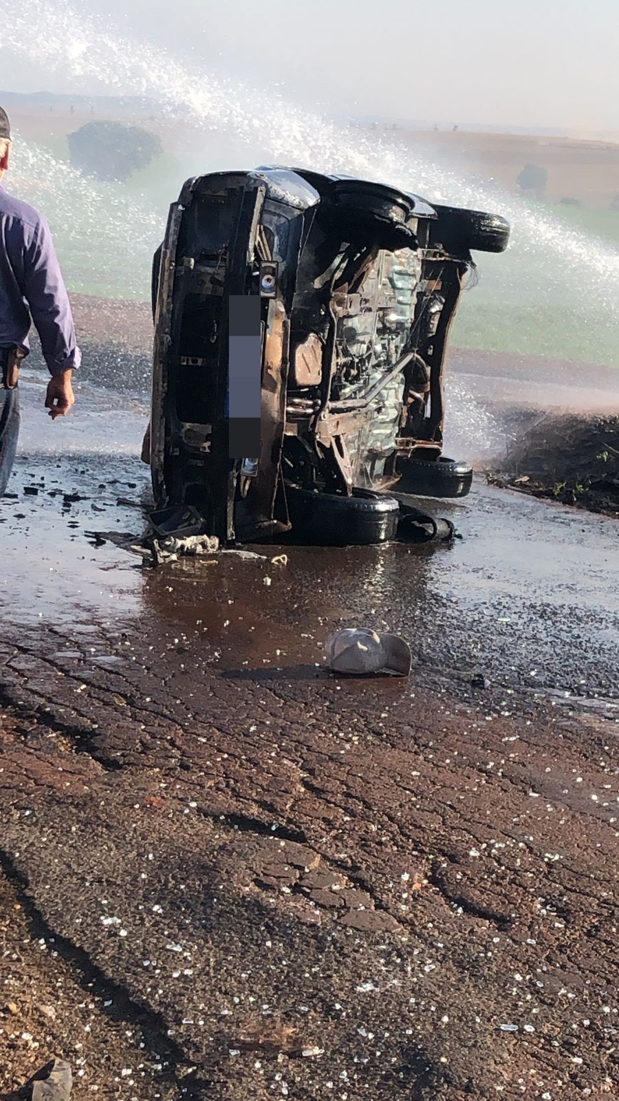 Carro capota, pega fogo e motorista morre