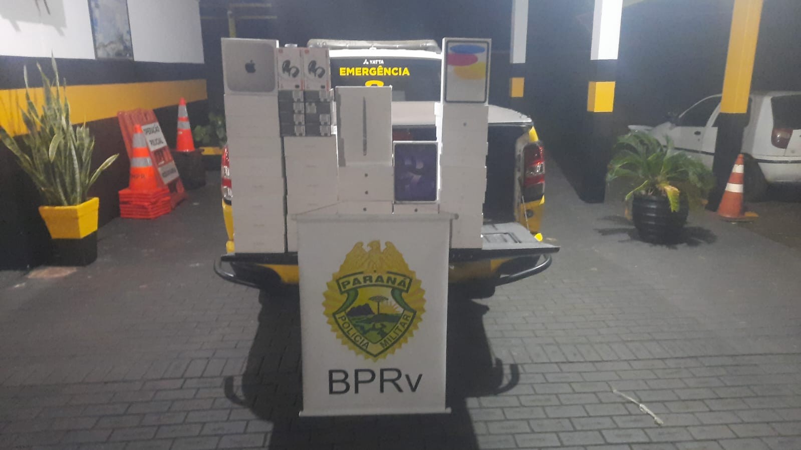 Ladrões atiram contra caminhão e assaltam motorista