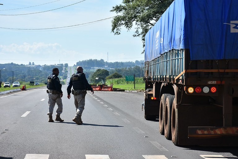 Doze pessoas morreram em acidentes nas rodovias federais do Paraná durante o feriado
