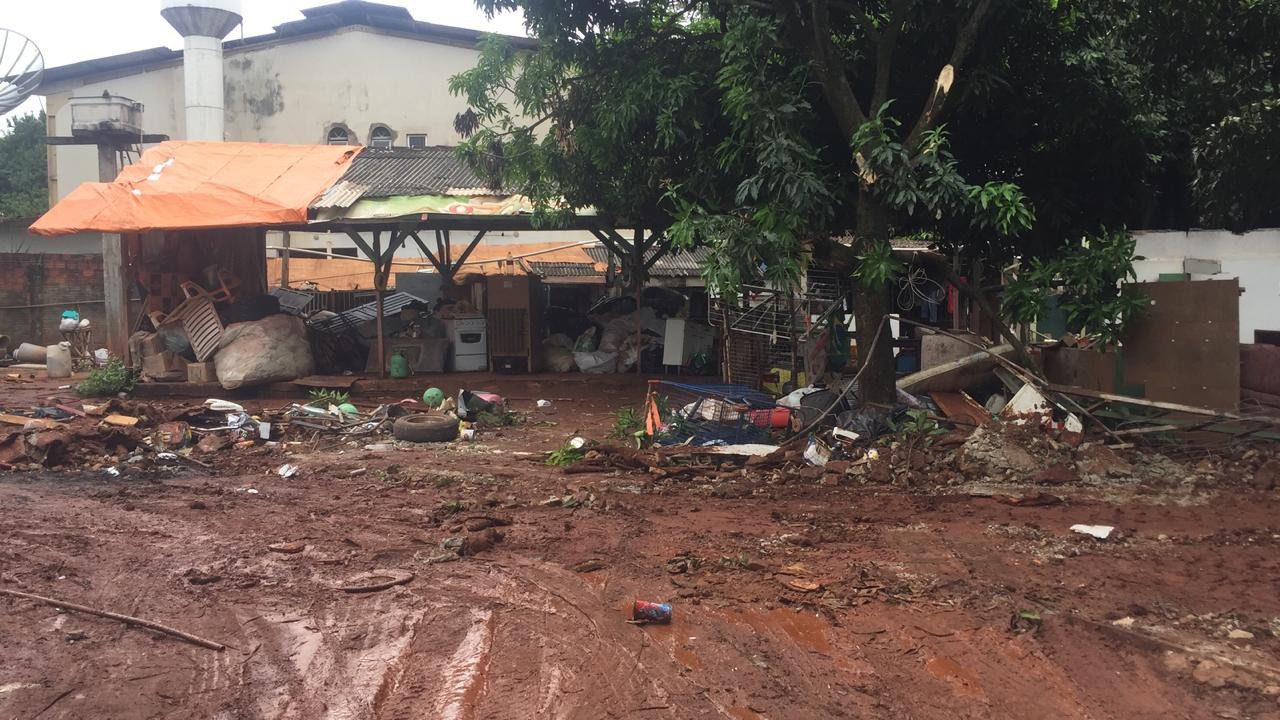 Prefeitura despeja  dez catadores de recicláveis que ocupavam área particular em Maringá