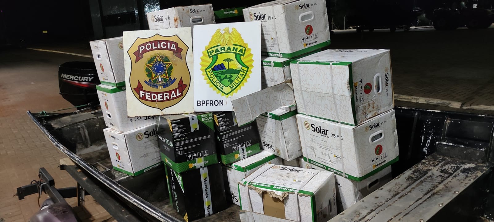 PF e BPFron apreendem embarcação carregada de agrotóxicos