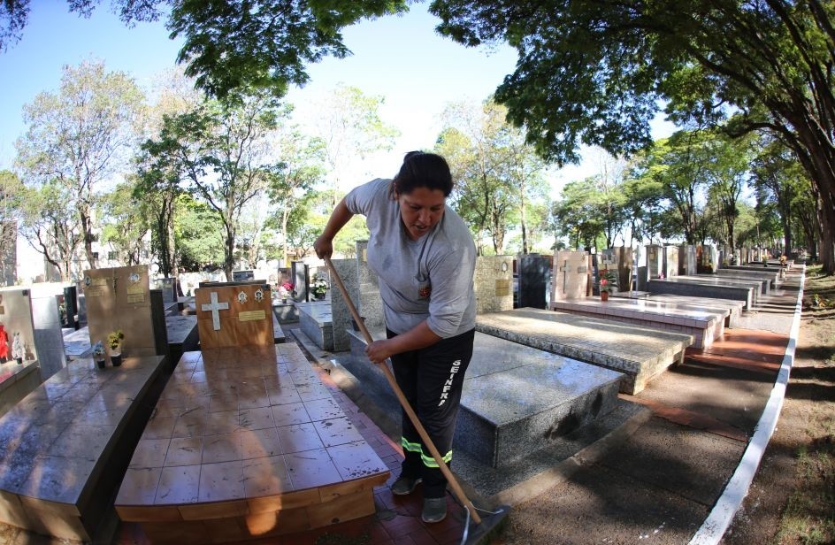 Serviços em túmulos para o dia de Finados podem ser feitos até segunda