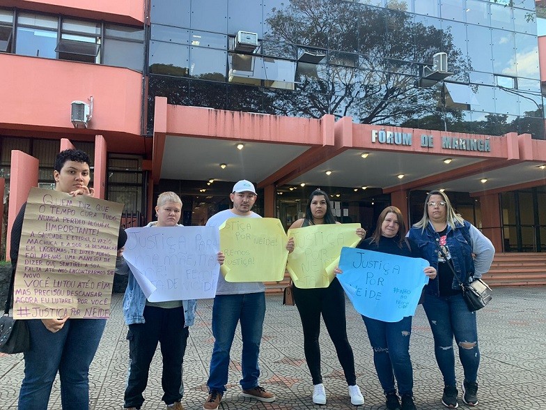 Família de vítima de feminicídio protesta em frente ao fórum