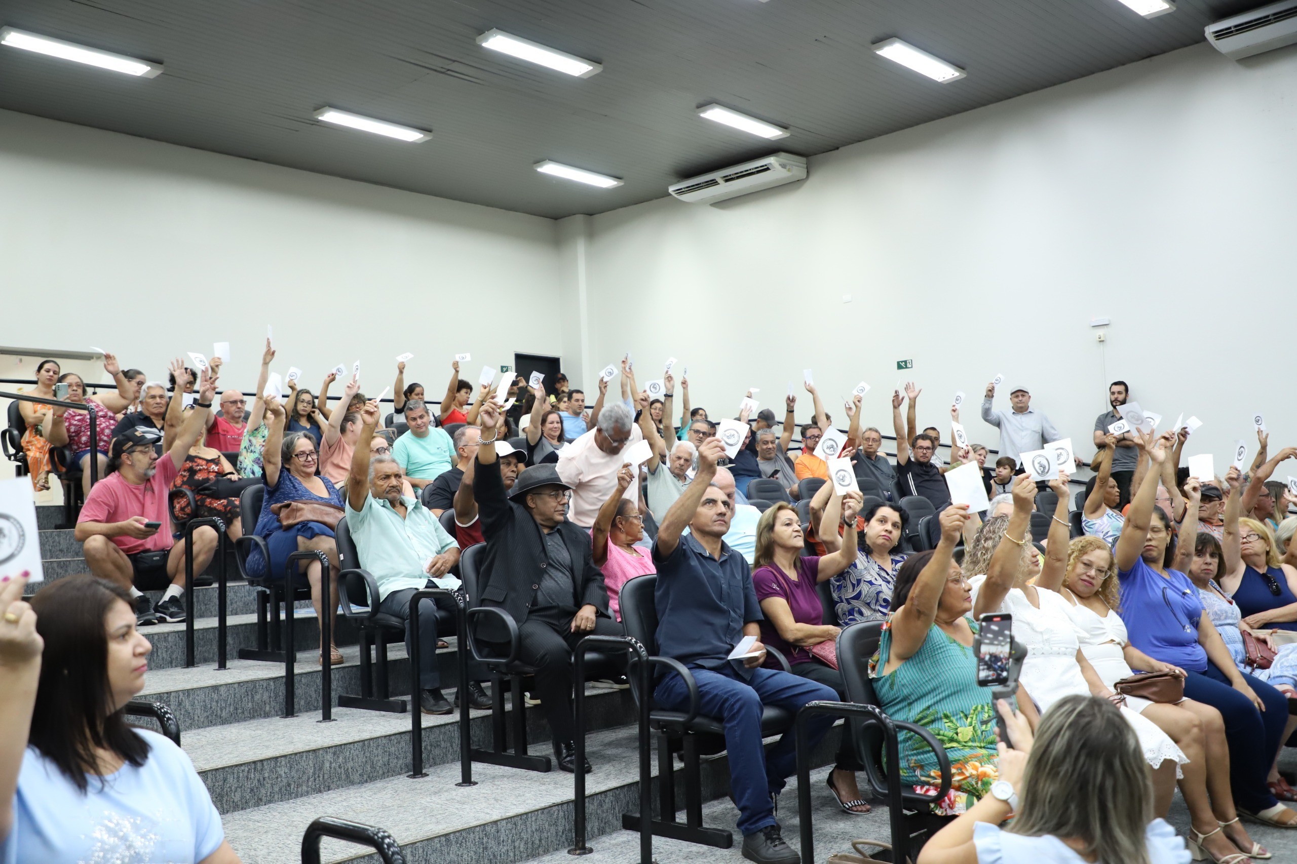 Servidores municipais de Maringá aprovam proposta do Executivo