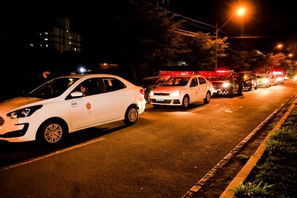 Fiscalização interdita bar, flagra festa em casa e autua 10 pessoas no fim de semana