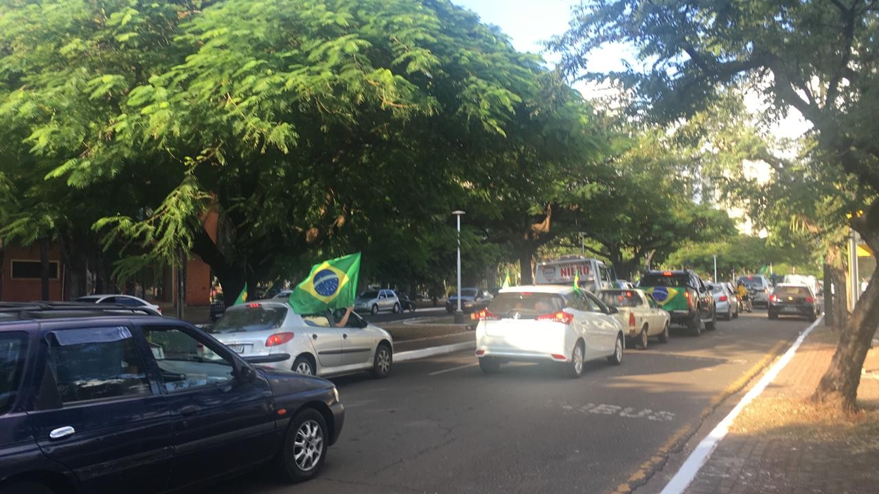 Centenas de manifestantes pró-Bolsonaro fazem carreata em Maringá