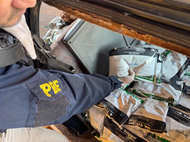 Carro com antena de satélite e dirigido por adolescente transportava agrotóxico do Paraguai