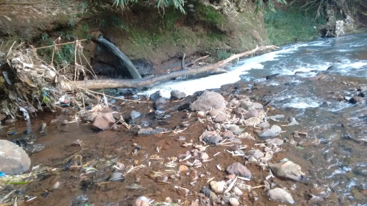 Prefeitura investiga suposto despejo irregular em córrego