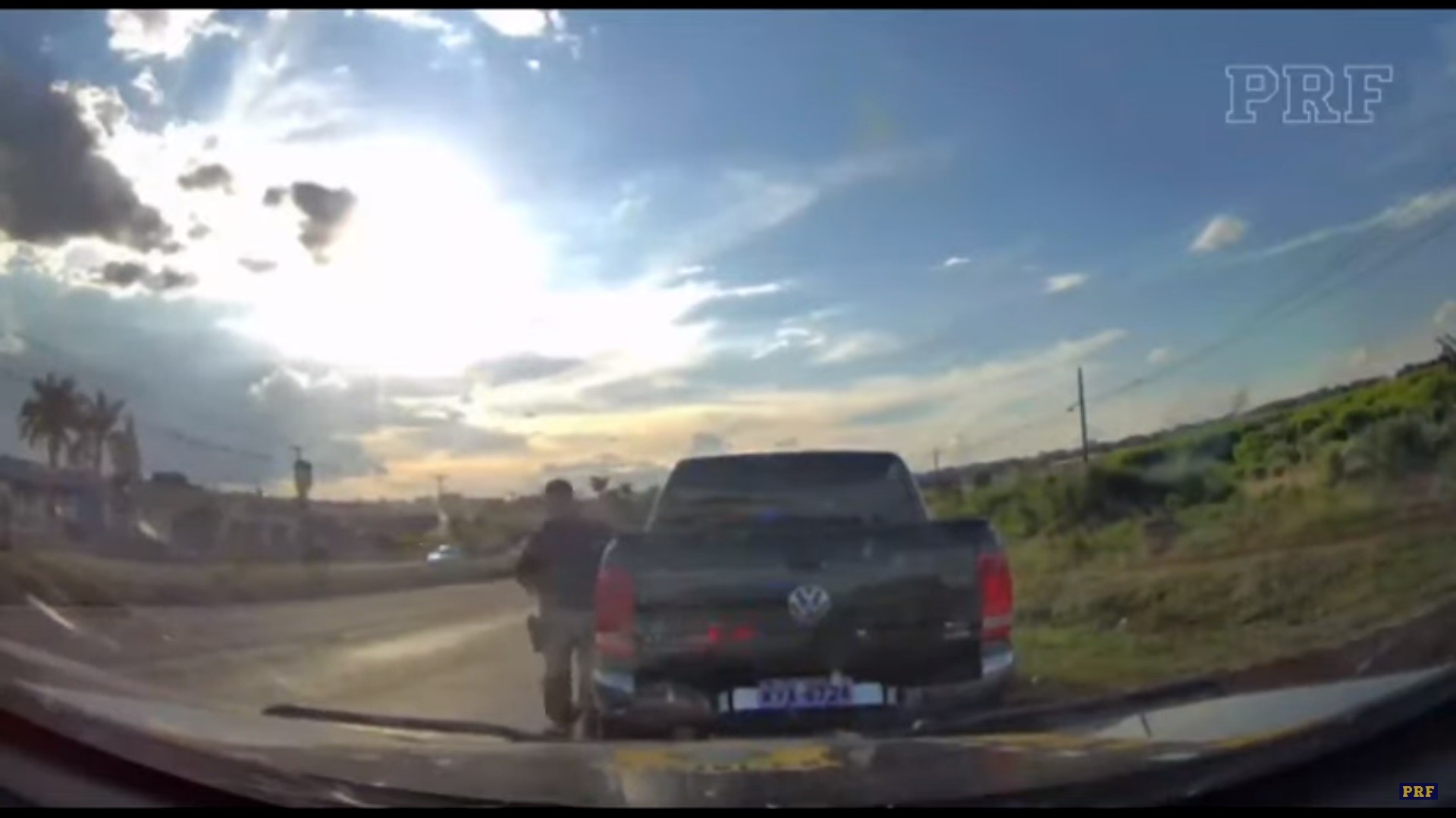 Câmera em viatura flagra acidente na BR-376