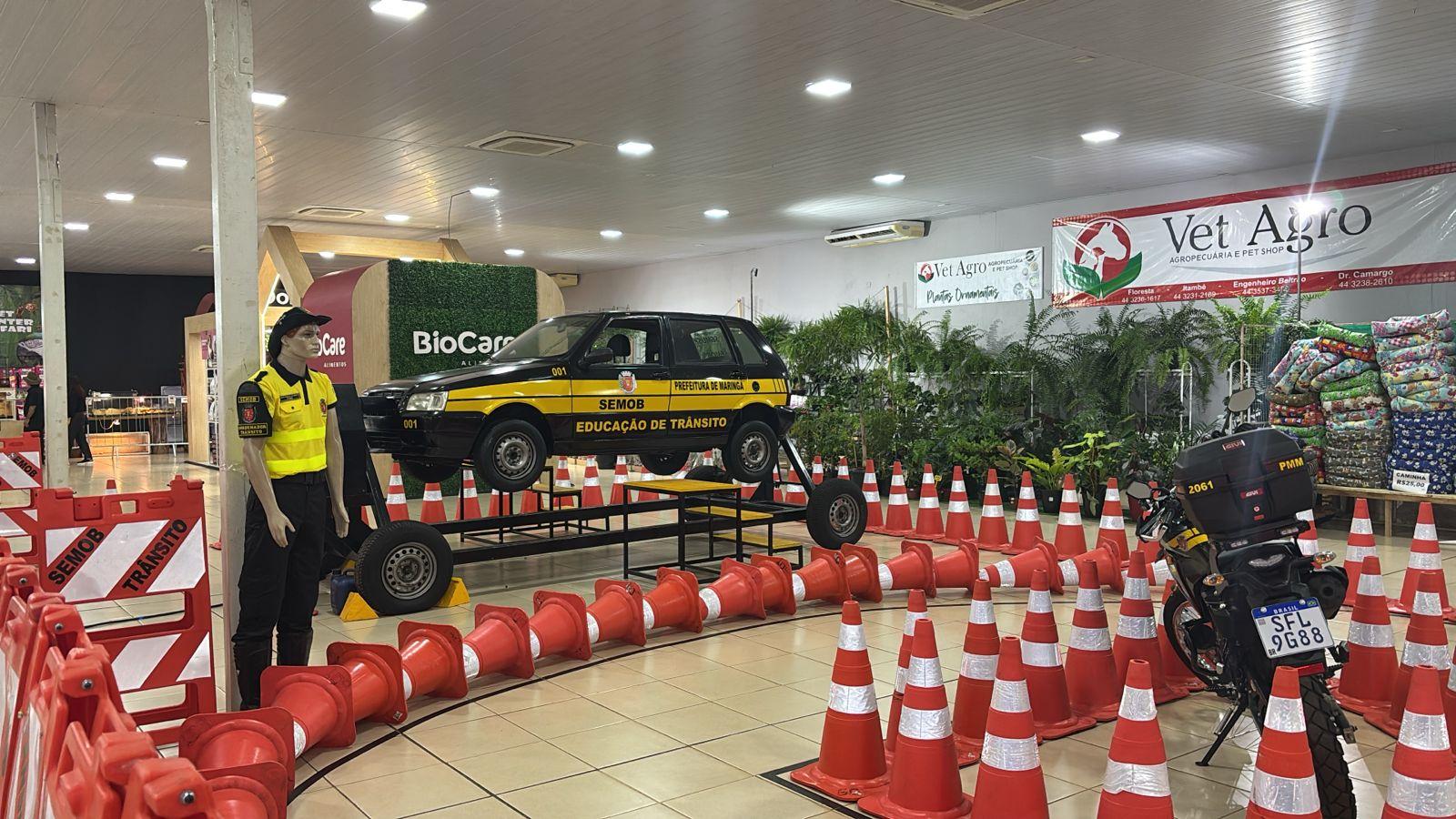 Educação no trânsito: estande da Semob simula capotamento