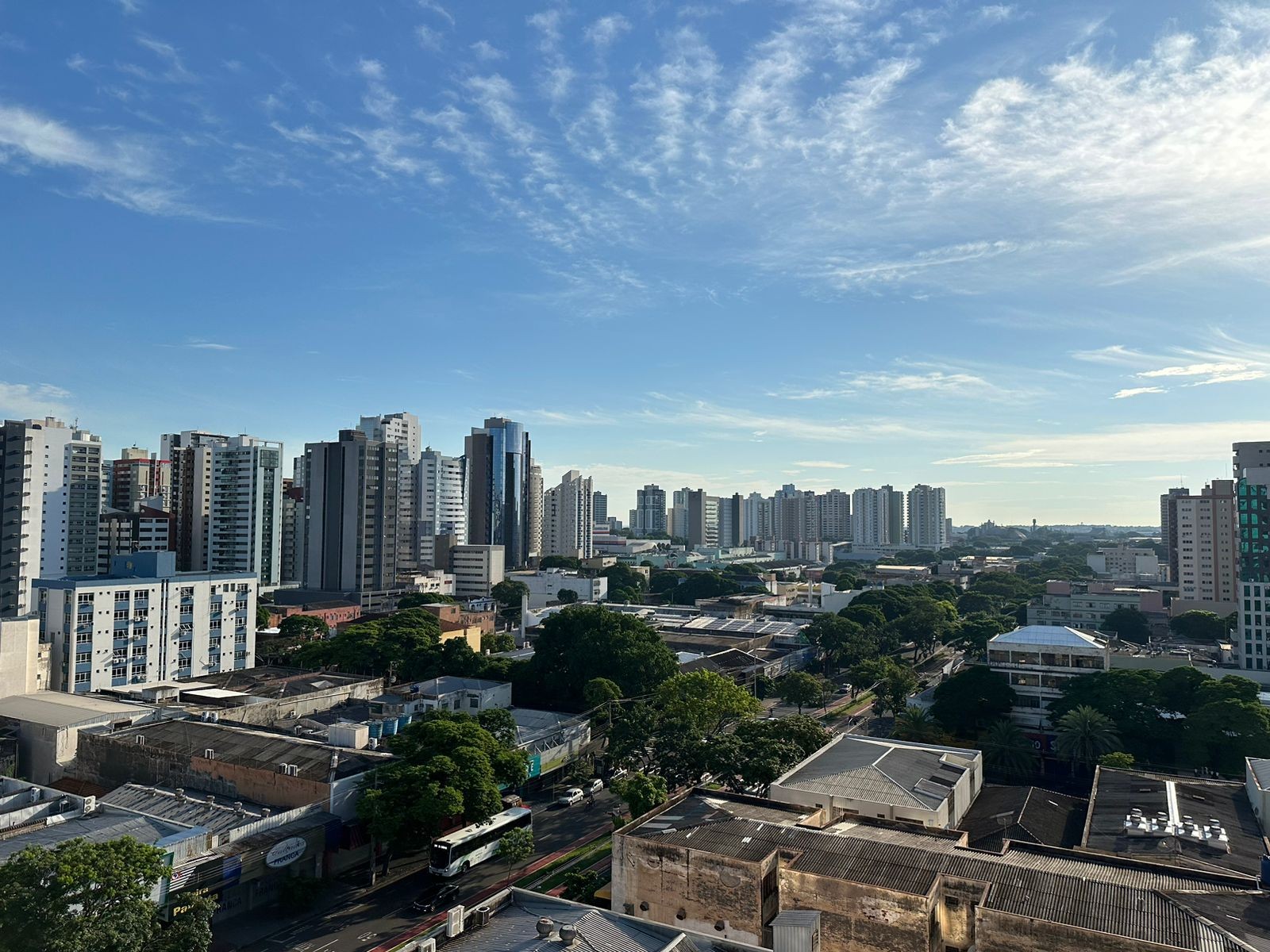 Sem previsão de chuva, segunda-feira (18) segue quente em Maringá