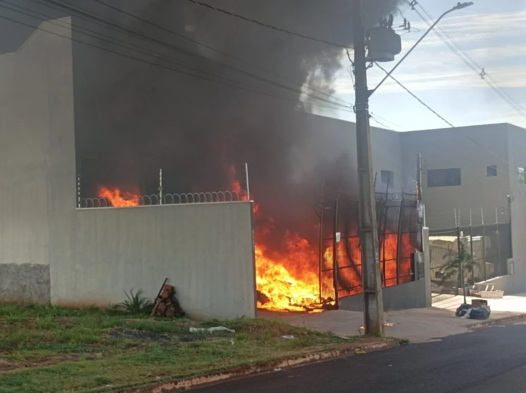 Em uma hora, dois incêndios são registrados em regiões próximas em Maringá