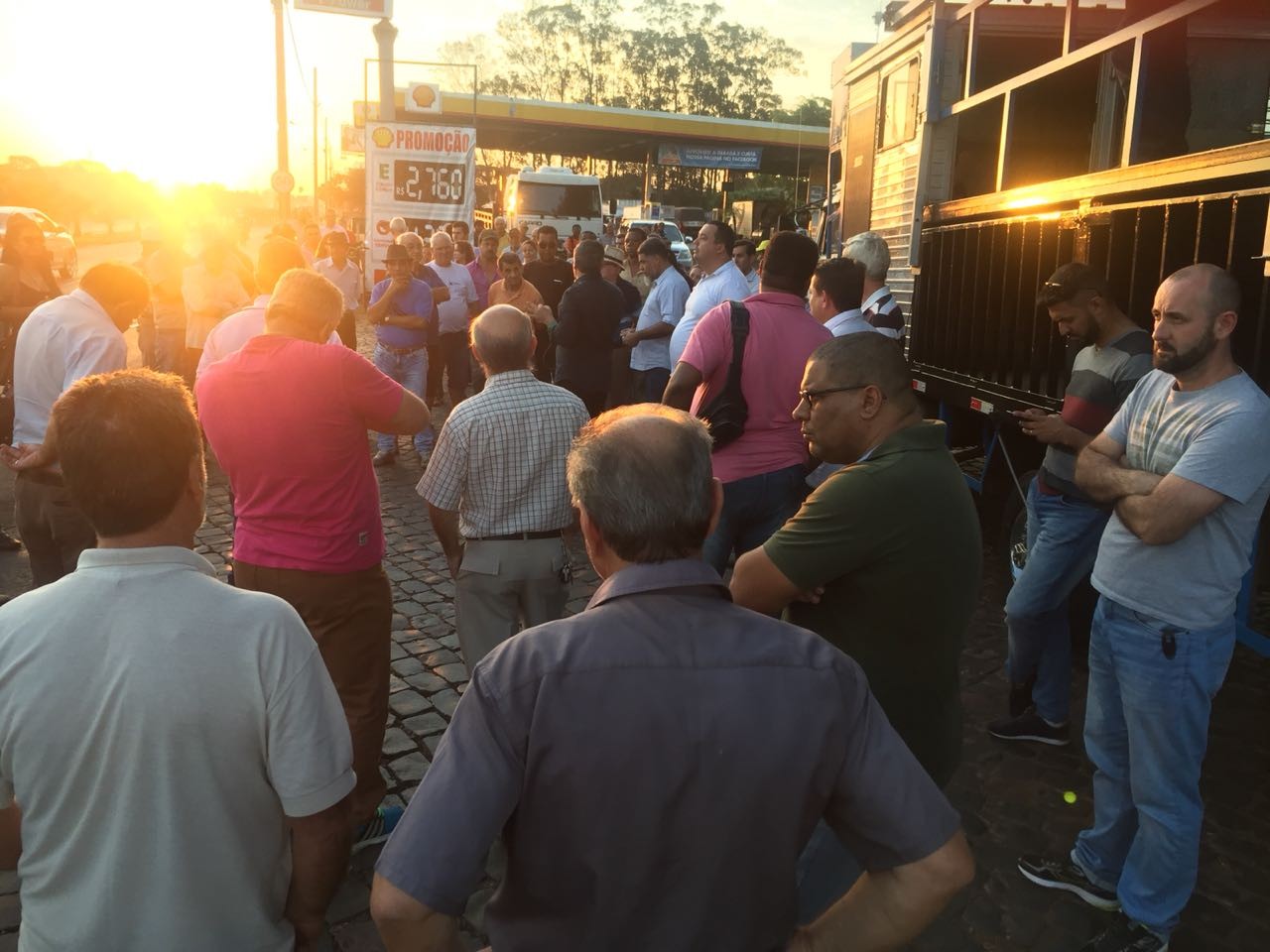 Moradores fazem novo ato contra fechamento de cruzamentos em Sarandi