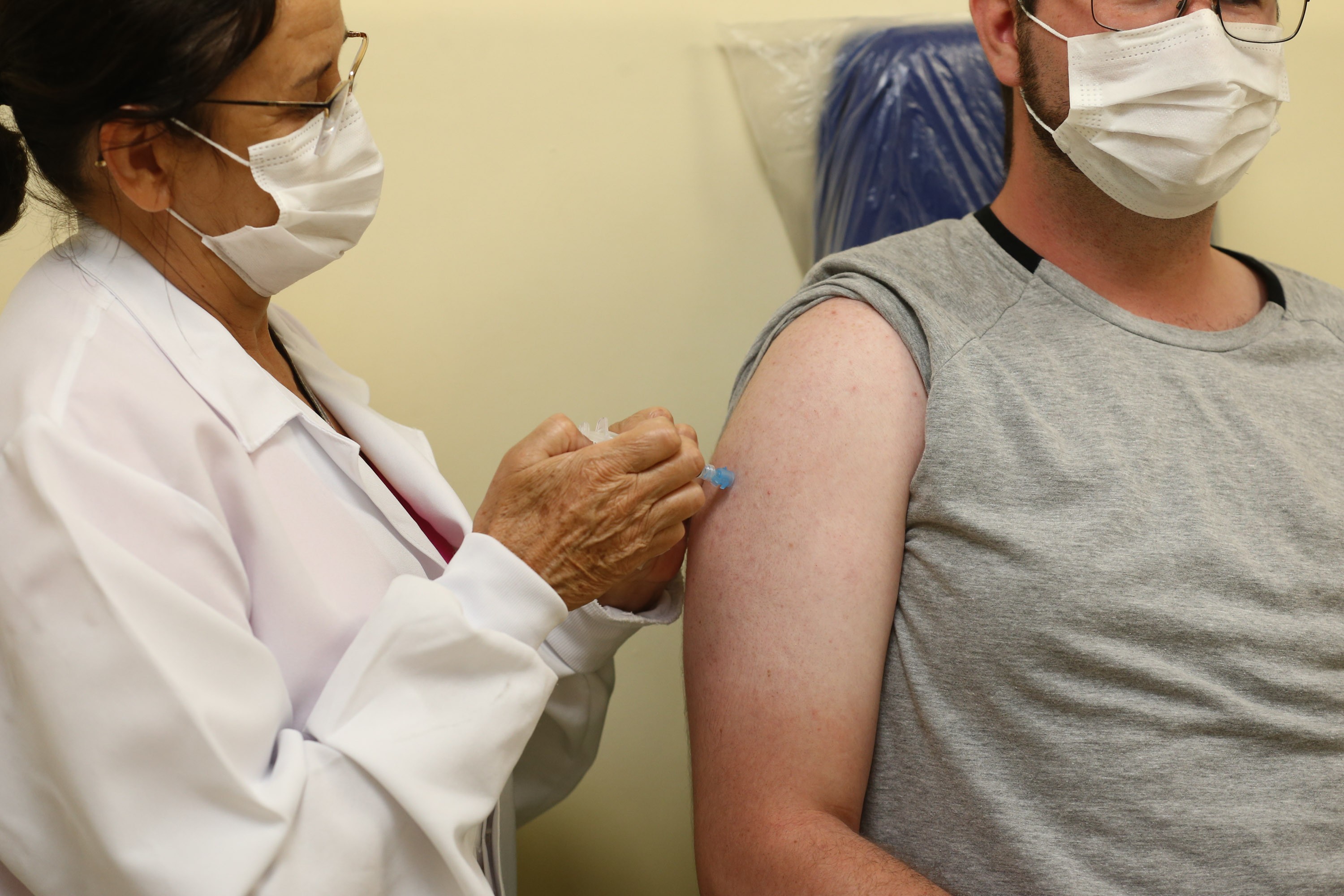 País tem estrutura para vacinar, só não pode politizar a imunização