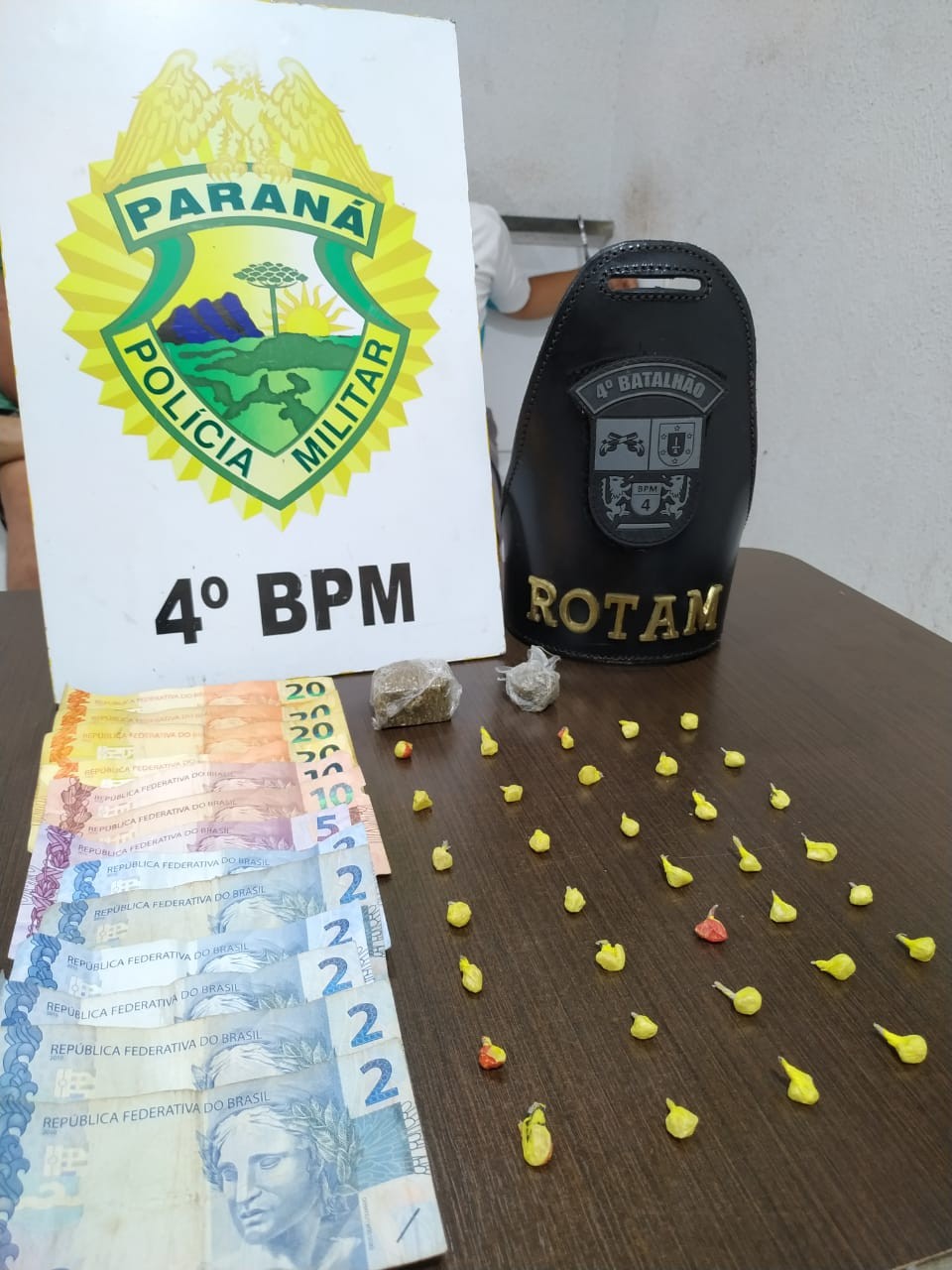 Duas pessoas são presas por tráfico de drogas em Maringá