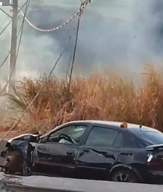 Motorista perde controle, arranca poste e causa explosão em Paiçandu