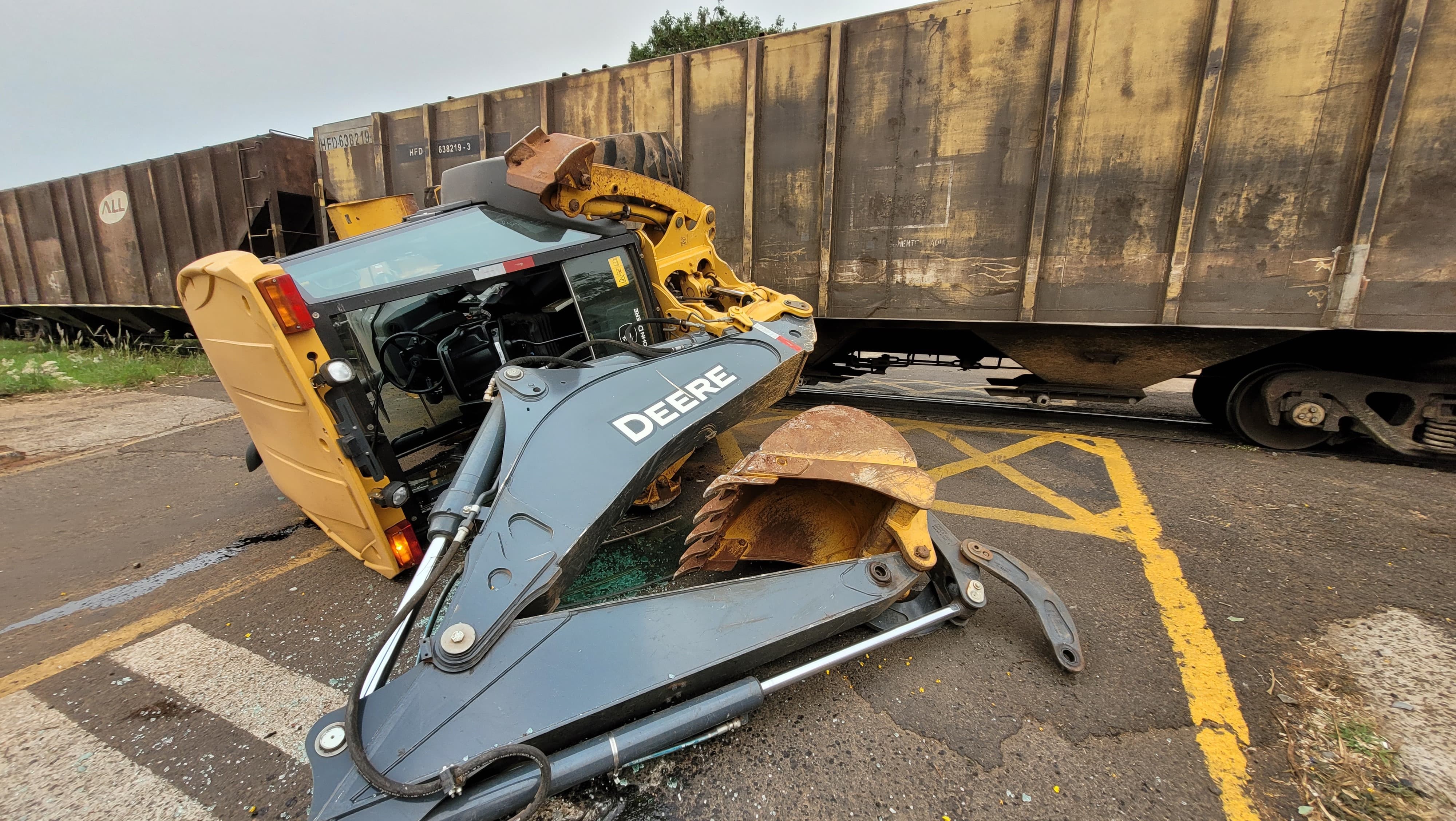 Retroescavadeira é atingida por trem em Mandaguari