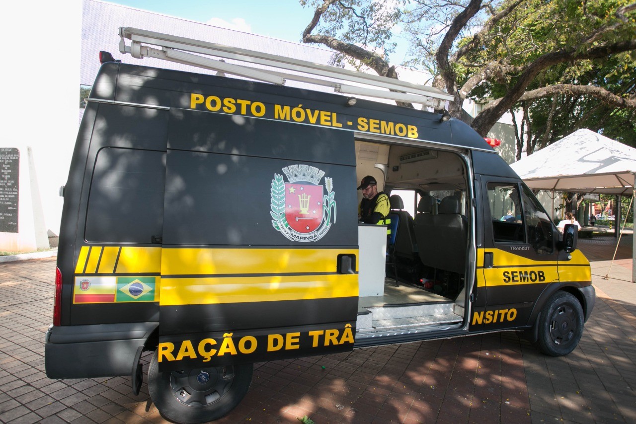 Posto móvel faz consultas de CNHs e de veículos ao lado da prefeitura