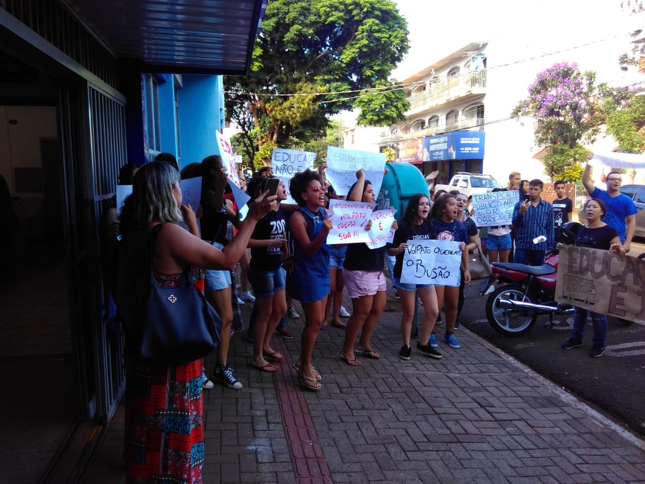 Estudantes protestam contra corte de ônibus em Sarandi