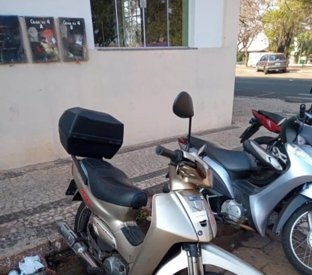 Mulher tem moto furtada no estacionamento do Hospital Municipal e vira alvo de extorsão