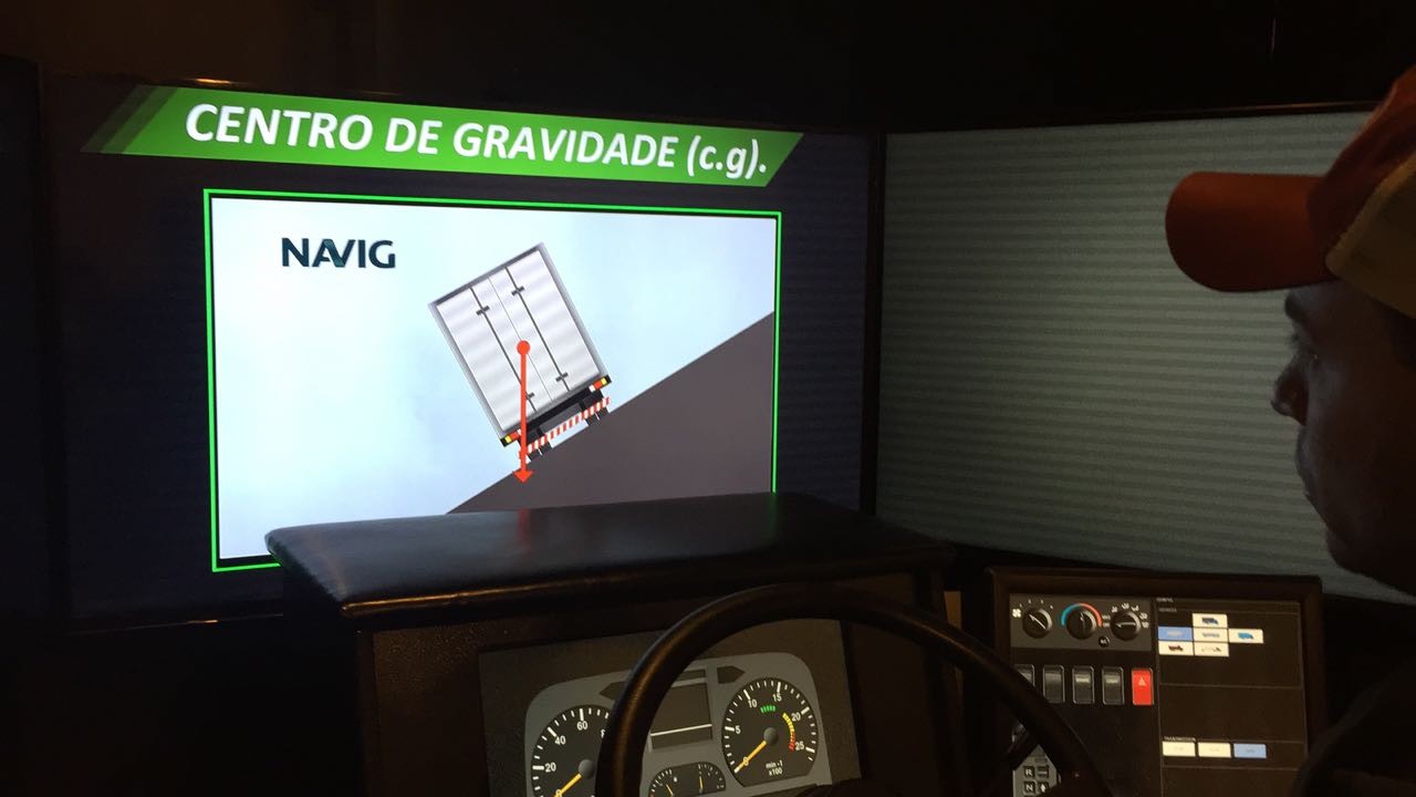 Simulador é usado para treinar motoristas de caminhão