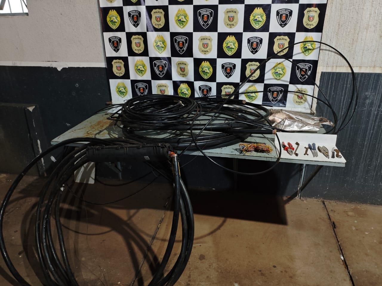 Suspeitos são presos em flagrante furtando fiação de telefonia e internet