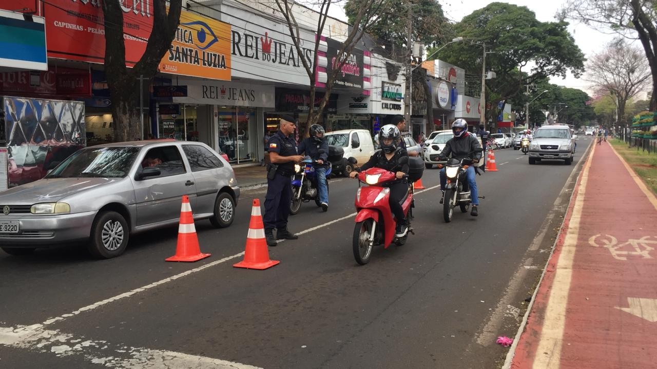 Agentes da Guarda Municipal orientam sobre os equipamentos de segurança em motocicletas