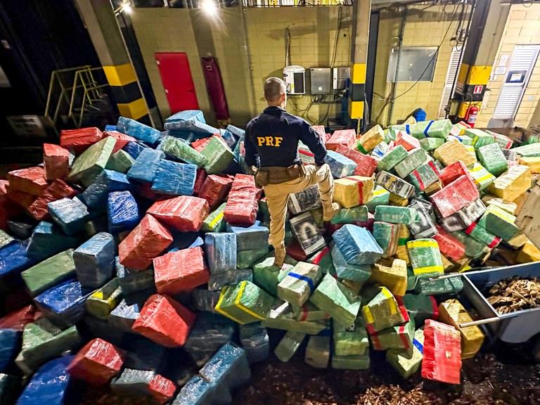 Balanço da PRF revela o volume de drogas e armas que passam pelo Paraná