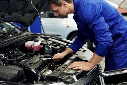 Jovens podem aprender e ganhar salário durante curso de mecânico em Maringá