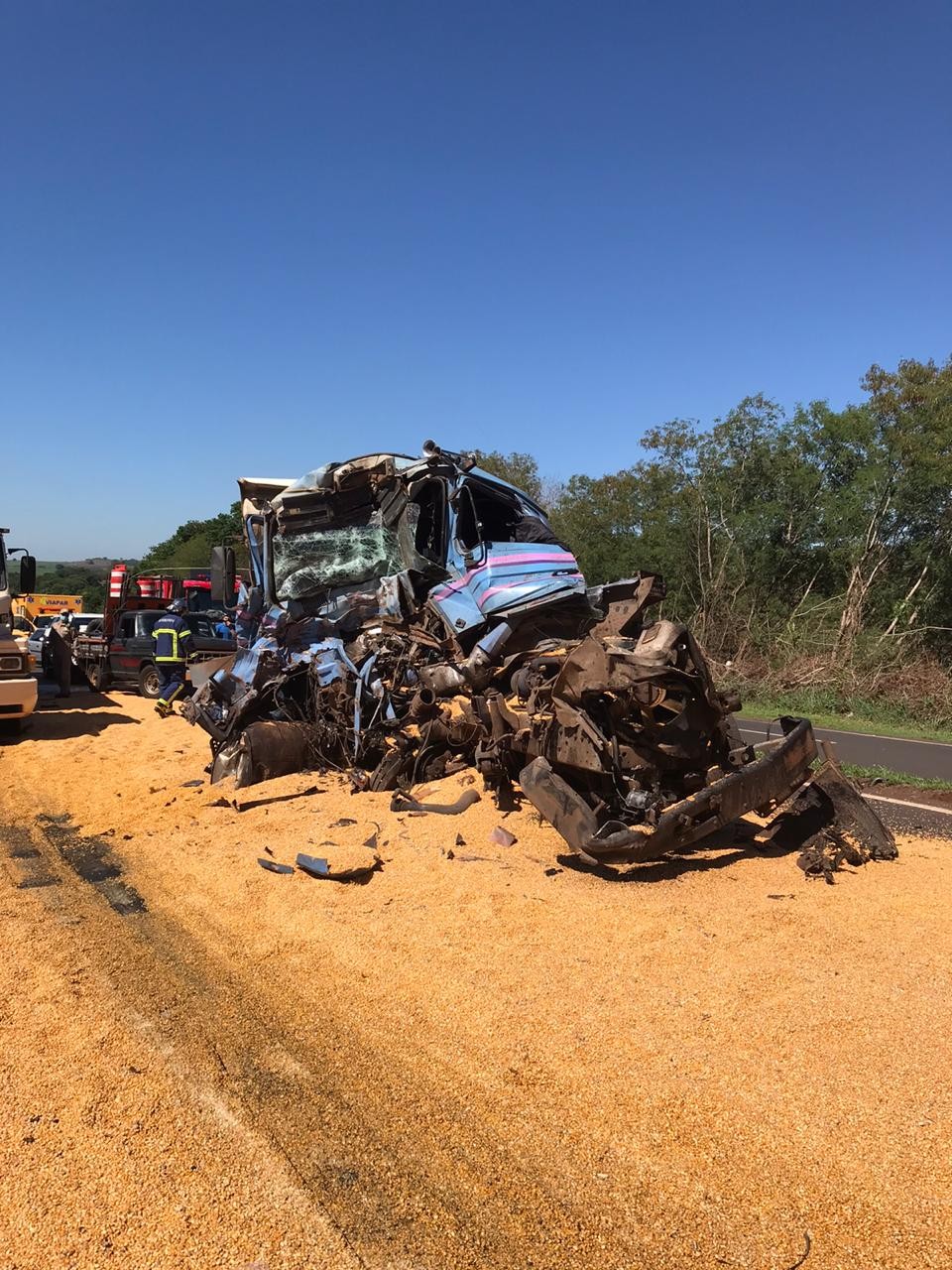 Colisão entre caminhões na PR-317 deixa motorista ferido