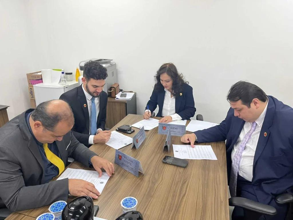 Riscos do uso excessivo de telas, rampas metálicas e cuidados com autistas são temas de projetos de lei em Maringá