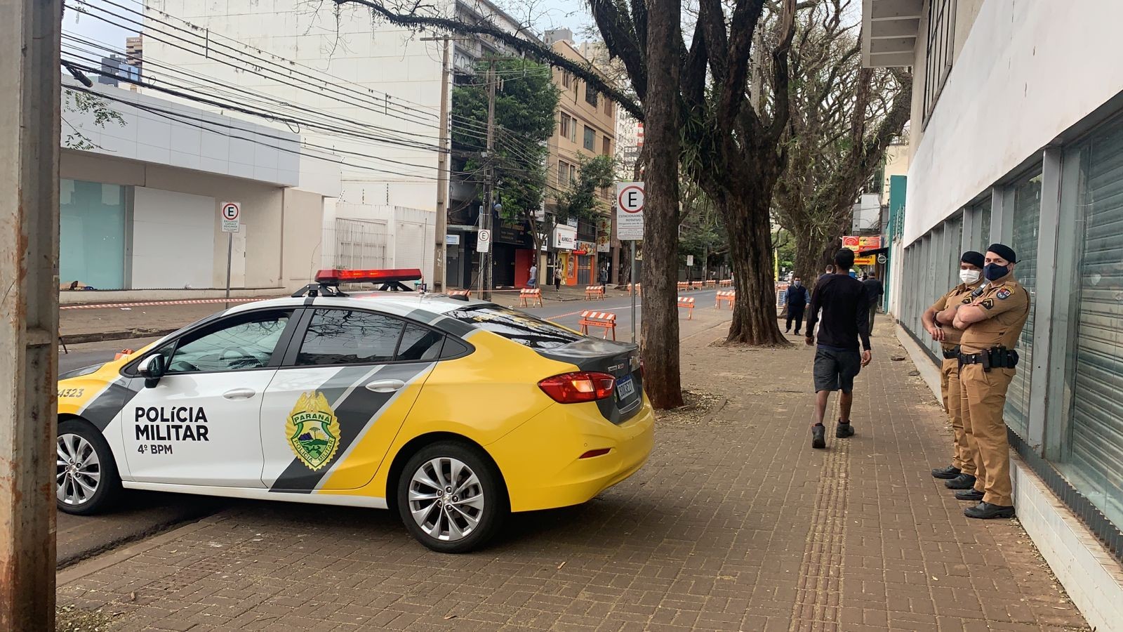 Semob e PM interditam trecho da Rua Santos Dumont em Maringá