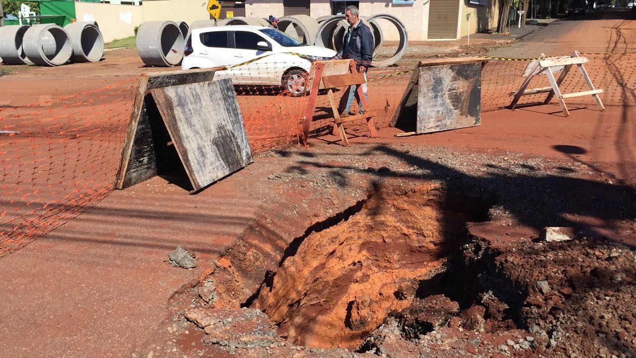 Temporal abre cratera e derruba duas árvores